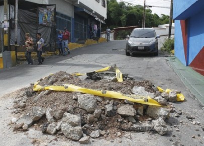 Solventaron el problema de agua y dejaron la tronera en la vialidad