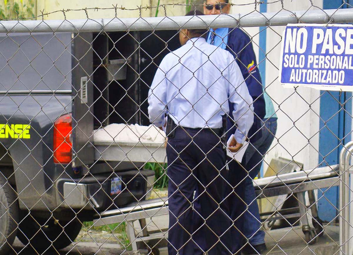 En predios de la morgue local se conoció que al menos 16 cadáveres han ingresado por hechos violentos,Foto: Alí Guillén