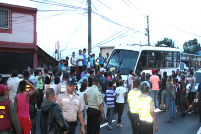 Durante dos horas estuvo cerrado el acceso a la capital mirandina por la carretera Panamericana luego de que un grupo de vecinos residentes de la  comunidad Francisco de Miranda en Carrizal realizaran una protesta pacífica en la vía.