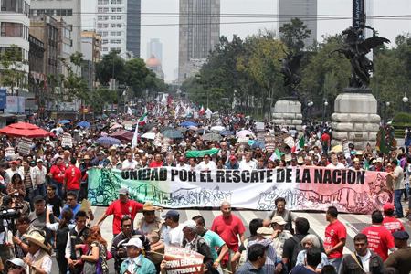 El acto de este domingo se llevó a cabo horas antes de que Peña Nieto anuncie una reforma fiscal que puede implicar  la aplicación del IVA a alimentos y medicinas