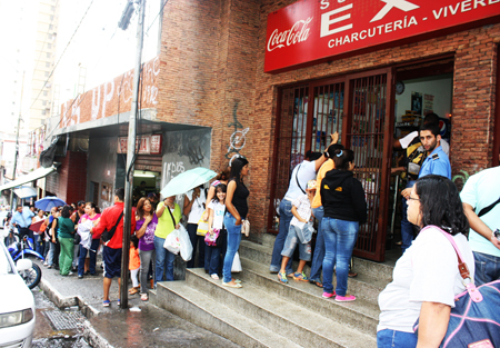 La llegada de la leche en polvo ocasionó "kilométrica" cola en un comercio tequeño ubicado diagonal a la avenida Bolívar.