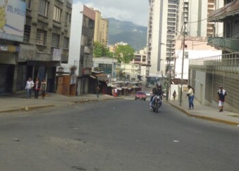 La avenida La Hoyada de la capital mirandina, funcionarios de la coordinación de vigilancia y modalidad motorizada de Poliguaicaipuro capturaron a un sujeto solicitado. ARCHIVO