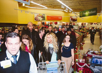 La cantante visitó la noche del viernes la sucursal de Walmart en el poblado Tewksbury, Massachusetts