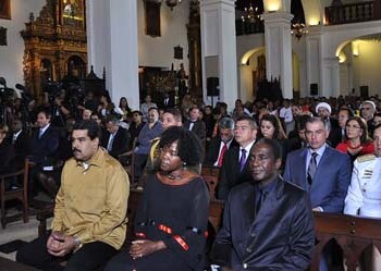 El presidente de la República, Nicolás Maduro, participó este viernes a una misa en honor al expresidente y líder sudafricano, Nelson Mandela, que se celebró en la iglesia San Francisco de Asís, en el centro de Caracas.