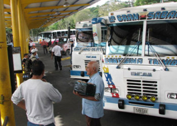 .Un total de 198.000 pasajeros ha movilizado el Terminal de Los Lagos en Los Teques, estado Miranda, en 6.105 unidades de transporte rotativos durante esta temporada decembrina. 
14