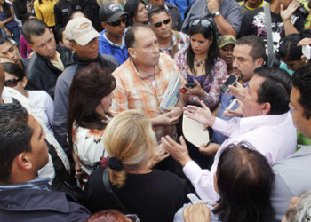 Los trabajadores entregaron un documento en el Clebm