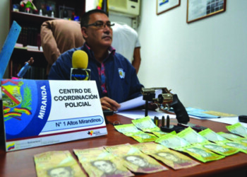 El titular jefe del Centro de Coordinación Policial N°1, comisario Oswaldo Villegas dio a conocer los detalles de la detención donde se incautó un arma.