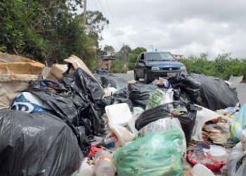 A tres días para despedir el año los tequeños siguen sumergidos entre desperdicios; promontorios de basura son visibles en calles y avenidas de la ciudad.
