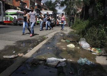 Un segmento de la conocida avenida de la capital mirandina está atestada por aguas residuales provenientes de viviendas aledañas al sector. Se pudo constatar la presencia de basura larvas y ratas en el lugar.