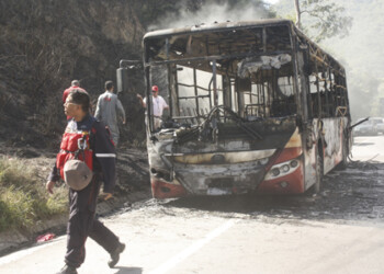 La concurrida autopista Gran Mariscal de Ayacucho fue el escenario para un nuevo siniestro vehicular Protagonizado por uno de los recién estrenados Bus-Caracas que iba bajando hacia la ciudad de Guarenas que por una falla mecánica terminó completamente incendiado.