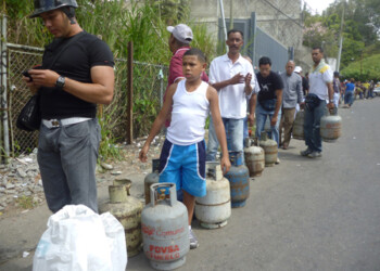 No había salido el sol y ya una gran cantidad de altomirandinos estaban realizando cola para adquirir su bombona de gas en el centro de acopio ubicado en el sector El Vigía de Los Teques; la fila llegó a toparse con la carretera Panamericana.