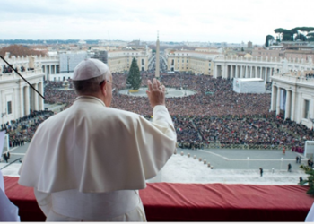 El papa asomado al balcón de la Logia central de la basílica de San Pedro para la tradicional bendición “Urbi et Orbi”