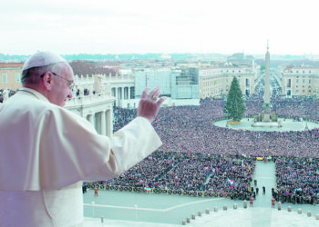 El papa asomado al balcón de la Logia central de la basílica de San Pedro para la tradicional bendición “Urbi et Orbi” (A la ciudad y al mundo) comenzó su mensaje diciendo en italiano: “Hermanos y hermanas de todo el mundo: ¡Feliz Navidad!”.