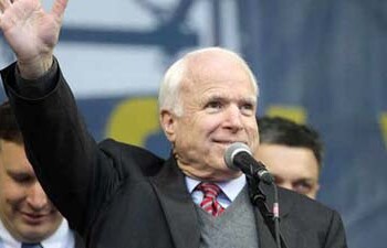 John McCain, republicano, y Chris Murphy, demócrata, expresaron este domingo el apoyo de Estados Unidos a la oposición europeísta ucraniana y fueron aclamados por las entre 150.000 y 200.000 personas