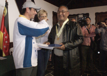 El director de la UEE Juan de Dios Guanche, William Calderón, recibió reconocimiento de manos del gobernador
