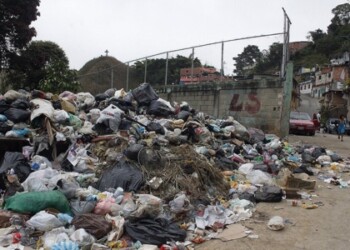 La basura colma calles de Ramo Verde