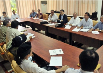 La guerrilla marxista de las Farc reanudó este lunes en La Habana las pláticas con el gobierno colombiano con críticas al presidente Juan Manuel Santos