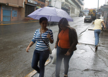 *La inesperada lluvia sorprendió a los pocos transeúntes que se encontraban en la calle