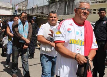 Mientras las autoridades realizaban el desalojo, más de 300 personas se encontraban en la parte de afuera del recinto, en medio de la angustia y la preocupación por desconocer el paradero que tendrían sus seres queridos