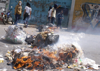 Grupo de estudiantes se alzó lanzando botellas y quemando basura