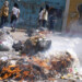 Grupo de estudiantes se alzó lanzando botellas y quemando basura