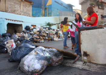 Más de 60 vecinos se apostaron en la vía principal de la referida comunidad y ahí se mantuvieron hasta que tres camiones recolectores de basura lograron liberar la zona de los desechos