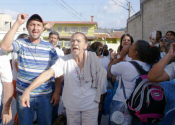 Allegados de las internas provenientes de otros estados del país, manifestaron su preocupación en las afueras del centro penitenciario y aseguraron que los Derechos Humanos de las reclusas están siendo cercenados.