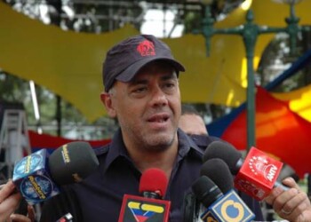 El Alcalde de Caracas  Jorge Rodríguez entregó las llaves de la ciudad de Caracas al arquitecto británico Richard Rogers, que diseñará el parque Hugo Chávez
