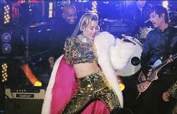Miley Cyrus realizó una presentanción ante al menos un millón de personas que se congregaron en la plaza neoyorquina de Times Square para recibir el año 2014.