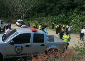 Funcionarios de la PNB y Polivargas acudieron al lugar para resguardar la zona a la espera del Eje Oeste del Cicpc