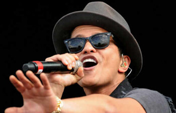 Bruno Mars, el cantante hawaiano de 28 años que protagonizará el espectáculo del intermedio en el próximo Superbowl