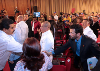 La reunión de Maduro y los ejecutivos locales estuvo marcada por el apretón de manos entre el presidente y el líder opositor Henrique Capriles, poniendo fin a nueve meses de quiebre total de relaciones