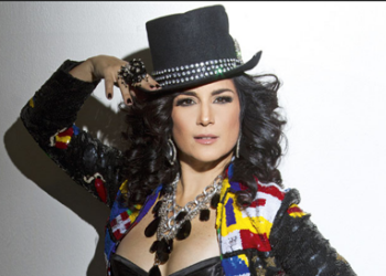 El público se contagiará con su energía y angelical voz en cada interpretación, bajo la compañía de una magistral banda de músicos que acompañarán a Karina en este importante periplo