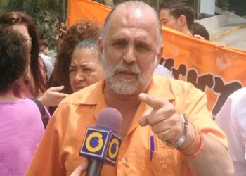 El dirigente nacional de Voluntad Popular, Ismael León, acompañado de vecinos de la parroquia El Valle, acudió a Miraflores para exigirle a Nicolás Maduro les sean adjudicadas las viviendas a varias familias