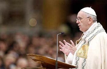 Francisco improvisó unas palabras hacia el menor tras el rezo del Ángelus desde la ventana de los apartamentos pontificios en el Vaticano, donde estuvo acompañado por dos niños de Acción Católica Romana que soltaron dos palomas blancas