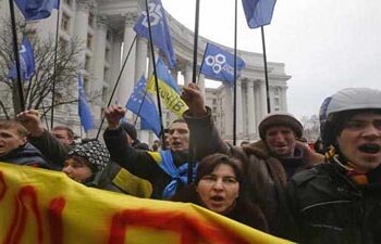 No obstante, la amenaza de un nuevo estallido de violencia sigue latente, ya que el líder de la organización ultranacionalista Sector de Derechas, Dmitri Yarosh, rechazó de inmediato el acuerdo al asegurar que sus partidarios no se fían de Yanukóvich