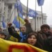 No obstante, la amenaza de un nuevo estallido de violencia sigue latente, ya que el líder de la organización ultranacionalista Sector de Derechas, Dmitri Yarosh, rechazó de inmediato el acuerdo al asegurar que sus partidarios no se fían de Yanukóvich