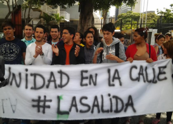 Los jóvenes protestaron este lunes ante el MIJ exigiendo liberación de estudiantes detenidos en Táchira.