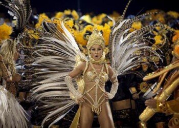 Tras recibir las llaves, el rey Momo, con una corona calada con forma de balón en su base y un impoluto traje blanco, declaró abierta "la mayor fiesta cultural y popular del Planeta"
"Declaro abierto el Carnaval de la Ciudad Maravillosa de Río de Janeiro