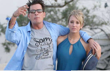 Sheen se comprometió con su actual pareja, la intérprete de cine pornográfico Brett Rossi