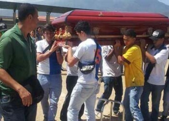 Para dar el último adiós a Bassil Alejandro Dacosta Frías (23), jóvenes estudiantes y demás residentes de Guatire recorrieron calles de la ciudad con el féretro de su compañero en compañía de sus amigos y familiares.