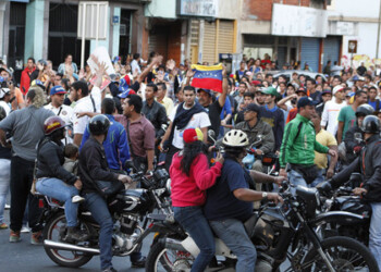 *Vecinos de Guaicaipuro, Carrizal y Los Salias tomaron las calles en protesta por la detención del coordinador nacional de Voluntad Popular y por la muerte de jóvenes en los últimos días.