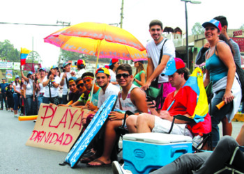 Dos marchas, una cadena humana, cacerozalos contantes y barricadas en diferentes puntos se realizaron ayer en protesta  exigiendo la liberación tanto de estudiantes como de presos políticos y en contra la represión.