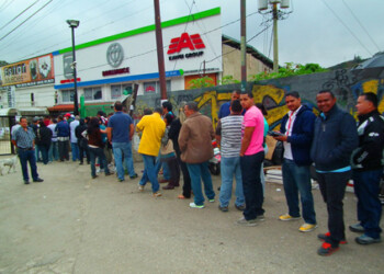 La gente se aglomera en las afueras del concesionario La Venezolana, para enterarse de cuales son los requisitos para ser merecedor de un vehiculo  y otros solamente hacen cola para ver “que pueden conseguir”