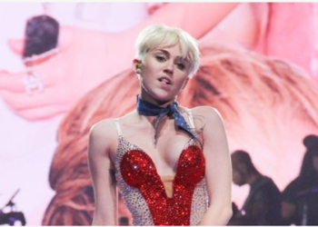 Cyrus simula masturbarse en el escenario o aparenta hacerle sexo oral a un imitador de Bill Clinton