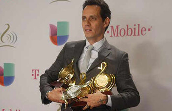 Además fue reconocido este año como el Premio a la Excelencia, con el que honran su trayectoria como uno de los artistas más exitosos la música latina, tras vender más de 12 millones de copias de sus discos
