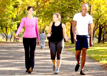 Caminar tiene beneficios para la salud incluyen algunos que son aún más impresionantes