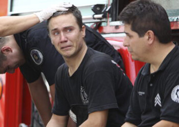Otros tres muros de ladrillos se agrietaron y se desplomaron sucesivamente durante las tareas de rescate, pero sin causar nuevas víctimas