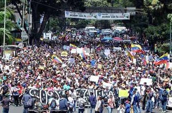 Los estudiantes universitarios marcharon en sana paz este lunes desde la Plaza Brión en Chacaíto, hasta la sede de la Conatel, en Las Mercedes.
NEWS FLASH / JC