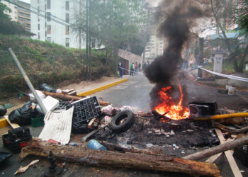 En la avenida perimetral de San Antonio de Los Altos se pudieron  observar barricadas en varios puntos de la arteria vial impidiendo el tránsito tanto de vehículos como de motos.
